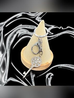 🏷️‼️5/$25🏷️‼️🗝️Silver-Tone Crystal Key Charm Keychain/Bag Charm/NWOT🗝️